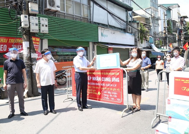 Chủ tịch HĐND TP kiểm tra công tác phòng dịch tại phường Chương Dương, quận Hoàn Kiếm