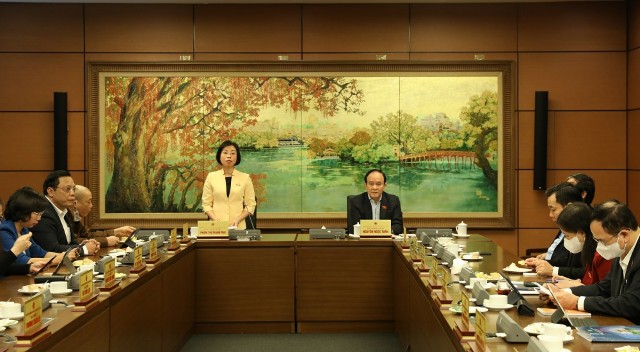 Phó Trưởng Đoàn ĐBQH chuyên trách Phạm Thị Thanh Mai chủ trì thảo luận Tổ về Dự án Luật Kinh doanh bảo hiểm (sửa đổi)