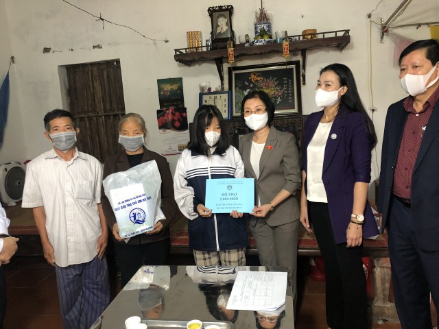 Phó Trưởng Đoàn chuyên trách tham gia chương trình thăm hỏi,  hỗ trợ, động viên tinh thần trẻ em mồ côi do đại dịch Covid-19