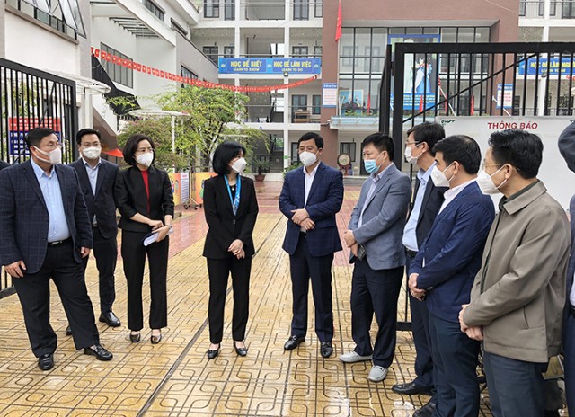 Đồng chí Phùng Thị Hồng Hà kiểm tra công tác phòng, chống dịch Covid-19 trên địa bàn quận Hoàng Mai