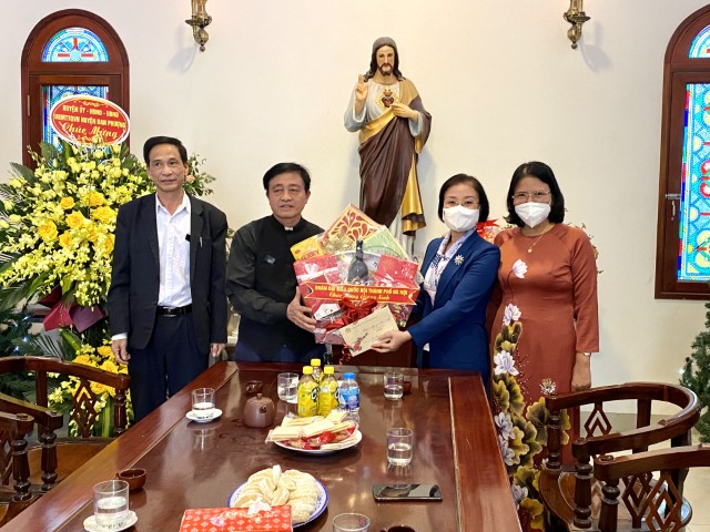 Phó Trưởng Đoàn chuyên trách Phạm Thị Thanh Mai đến thăm, tặng quà dịp Lễ Giáng Sinh năm 2021