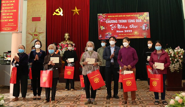 Đoàn ĐBQH thành phố Hà Nội tặng quà Tết cho hộ gia đình chính sách tại thị xã Sơn Tây