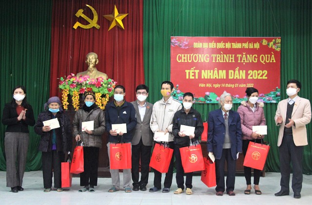 Đoàn đại biểu Quốc hội thành phố Hà Nội tặng quà Tết tại huyện Ứng Hòa