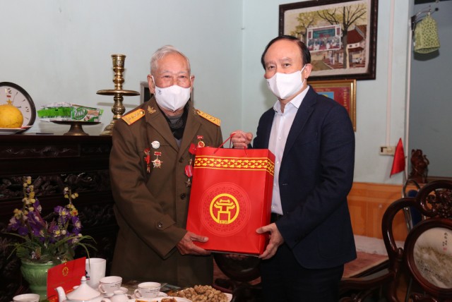Chủ tịch Hội đồng nhân dân Thành phố Nguyễn Ngọc Tuấn thăm, tặng quà Tết gia đình chính sách tại huyện Thường Tín