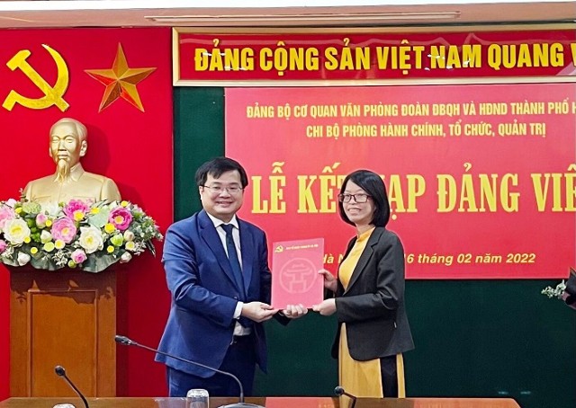 Chi bộ phòng Hành chính, Tổ chức, Quản trị kết nạp đảng viên mới