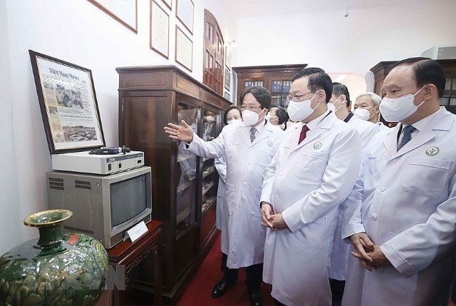 Chủ tịch HĐND TP tham dự cùng Chủ tịch Quốc hội thăm Bệnh viện Việt Đức và dự kỷ niệm 67 năm Ngày Thầy thuốc Việt Nam 