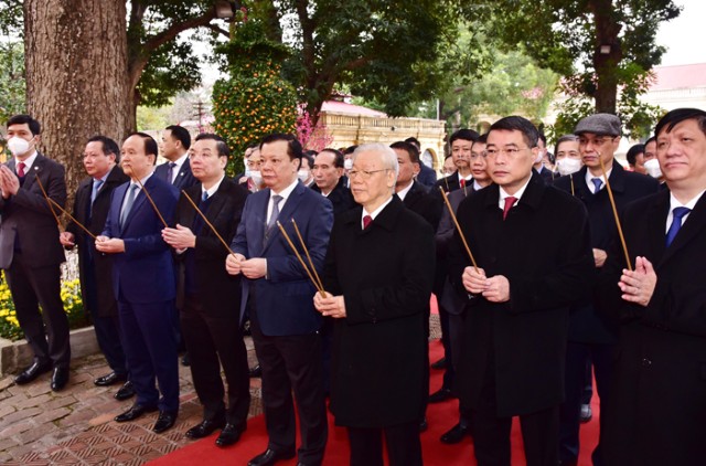 Tổng Bí thư Nguyễn Phú Trọng và lãnh đạo Thành phố Hà Nội dâng hương tại Hoàng thành Thăng Long