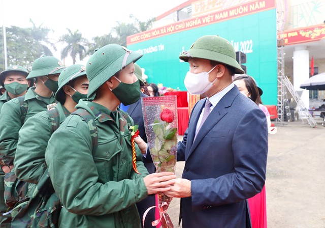 Thường trực Hội đồng Nhân dân thành phố Hà Nội động viên, chúc mừng tân binh lên đường nhập ngũ