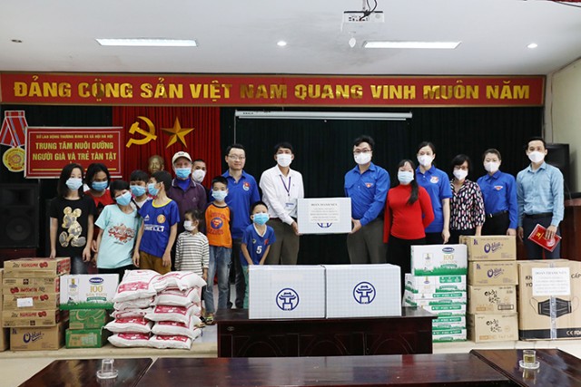 Đoàn viên thanh niên thăm, tặng quà tại Trung tâm Nuôi dưỡng người già và trẻ em khuyết tật Hà Nội