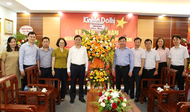 Phó Chủ tịch HĐND thành phố Phạm Quí Tiên chúc mừng các cơ quan báo chí Thủ đô