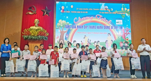 Phó Chủ tịch Thường trực HĐND TP Phùng Thị Hồng Hà trao quà cho trẻ em khó khăn quận Thanh Xuân