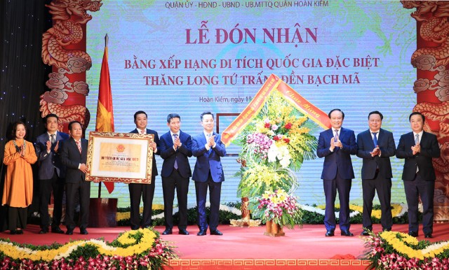 Đón bằng di tích quốc gia đặc biệt Thăng Long tứ trấn - đền Bạch Mã