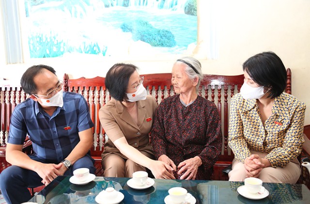Đoàn ĐBQH thành phố Hà Nội thăm, tặng quà Mẹ Việt Nam anh hùng, thương binh, bệnh binh tại thị xã Sơn Tây và huyện Ba Vì