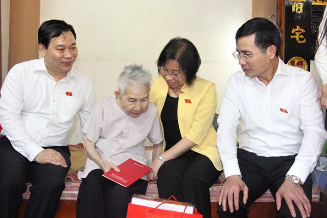 Đại biểu Quốc hội thành phố Hà Nội thăm, tặng quà đối tượng chính sách trên địa bàn quận Hà Đông và huyện Thanh Oai