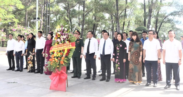 Đoàn đại biểu thành phố Hà Nội dâng hương tưởng niệm các Anh hùng liệt sĩ tại Quảng Trị