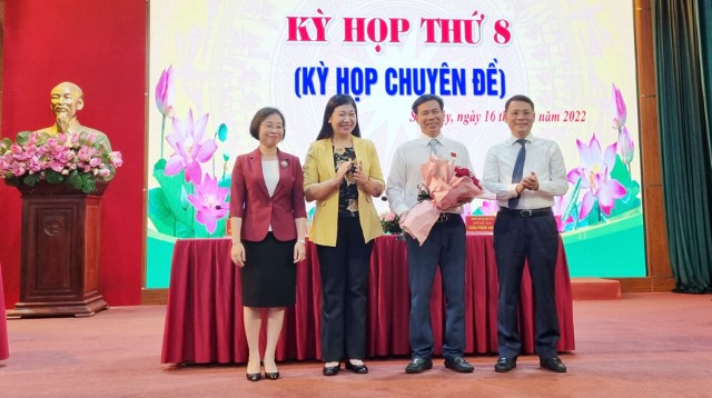 Đồng chí Ngô Đình Ngũ được bầu giữ chức vụ Chủ tịch UBND thị xã Sơn Tây