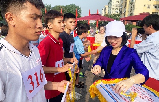 Phó Chủ tịch Thường trực HĐND TP Phùng Thị Hồng Hà dự chung kết Giải chạy quận Hoàng Mai năm 2022 