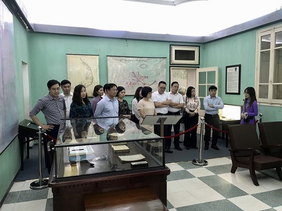 Chi bộ Ban Kinh tế Ngân sách - Văn hóa Xã hội và Chi bộ Phòng Công tác HĐND sinh hoạt chuyên đề tại Hoàng Thành Thăng Long 