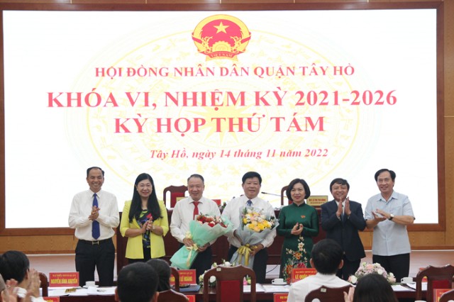 Hội đồng Nhân dân quận Tây Hồ họp kỳ thứ 8 