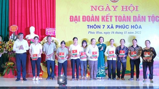 Phó Trưởng đoàn chuyên trách Đoàn ĐBQH Thành phố Phạm Thị Thanh Mai dự ngày hội Đại đoàn kết toàn dân tộc tại huyện Phúc Thọ