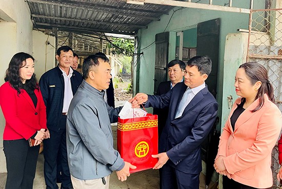 Phó Chủ tịch HĐND thành phố Phạm Quí Tiên thăm, tặng quà Tết tại huyện Ứng Hòa