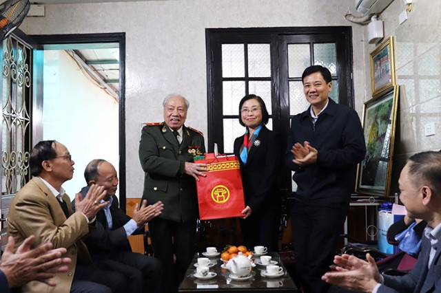 Phó Trưởng đoàn chuyên trách Đoàn ĐBQH thành phố Phạm Thị Thanh Mai thăm, tặng quà Tết tại quận Đống Đa 