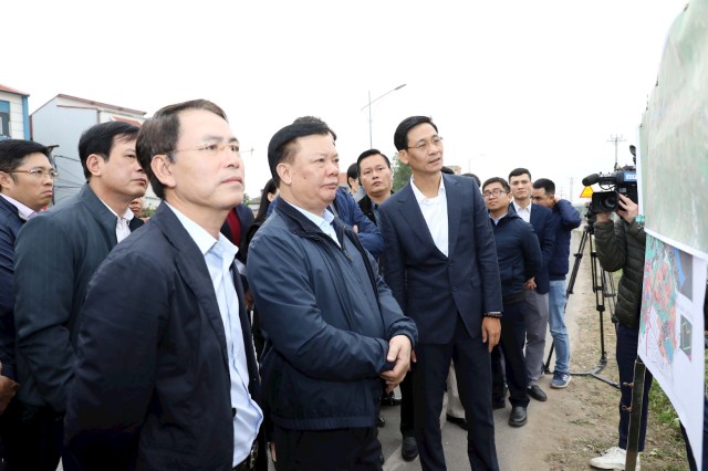 Đồng chí Đinh Tiến Dũng kiểm tra công tác GPMB đường Vành đai 4, tại huyện Đan Phượng, Hoài Đức