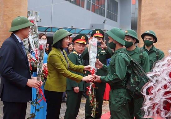 Phó Chủ tịch Thường trực HĐND Thành phố Phùng Thị Hồng Hà dự lễ giao nhận quân tại quận Hoàng Mai