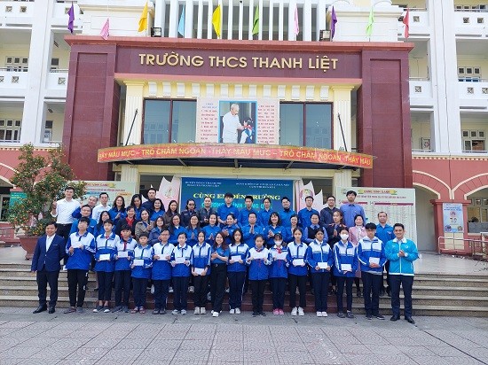 Chi đoàn Cơ quan Văn phòng Đoàn ĐBQH và HĐND Thành phố tặng quà học sinh có hoàn cảnh khó khăn tại Thanh Trì