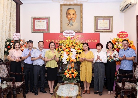 Phó Trưởng đoàn chuyên trách Đoàn ĐBQH thành phố Phạm Thị Thanh Mai thăm, chúc mừng Truyền hình Quốc hội Việt Nam và Báo Hànộimới