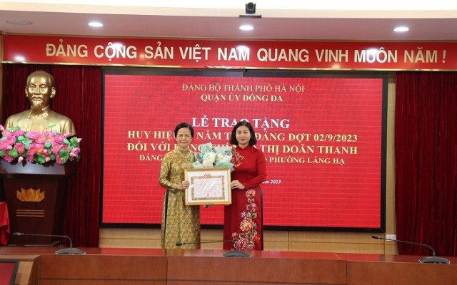 Phó Bí thư Thường trực Thành ủy Nguyễn Thị Tuyến trao Huy hiệu Đảng cho đảng viên lão thành quận Đống Đa 