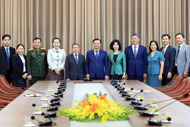 Bí thư Thành ủy Đinh Tiến Dũng tiếp Đại sứ Lào nhân dịp kết thúc nhiệm kỳ công tác