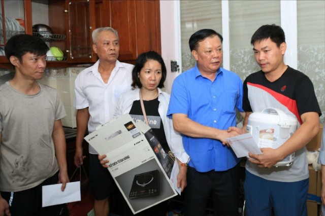 Bí thư Thành ủy Đinh Tiến Dũng thăm hỏi, động viên, trao hỗ trợ nạn nhân vụ cháy tại quận Thanh Xuân