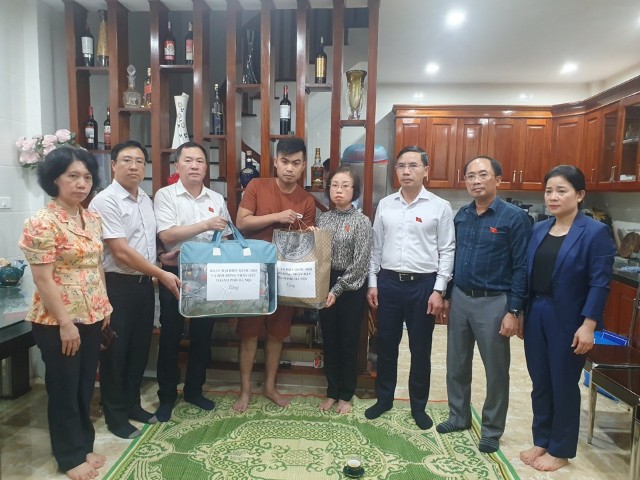 Đoàn ĐBQH và HĐND thành phố Hà Nội thăm hỏi, hỗ trợ gia đình nạn nhân vụ cháy tại quận Thanh Xuân