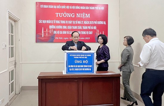 Cơ quan Đoàn ĐBQH và HĐND Thành phố quyên góp ủng hộ nạn nhân vụ cháy tại phố Khương Hạ 