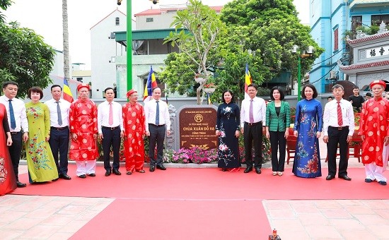 Gắn biển công trình Công viên Ngọc Thụy chào mừng Ngày Giải phóng Thủ đô