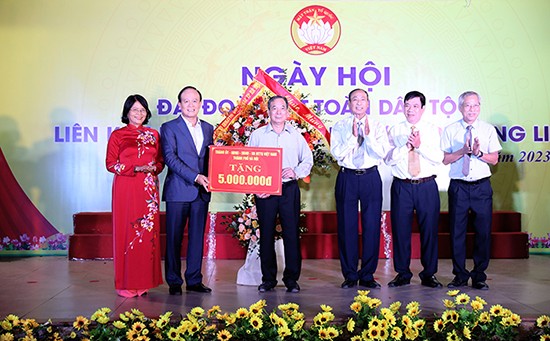 Đồng chí Nguyễn Ngọc Tuấn dự Ngày hội Đại đoàn kết tại phường Phương Liên 