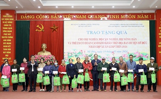 Tổ đại biểu HĐND Thành phố trao 200 suất quà tặng hộ nghèo và trẻ em có hoàn cảnh khó khăn huyện Mỹ Đức