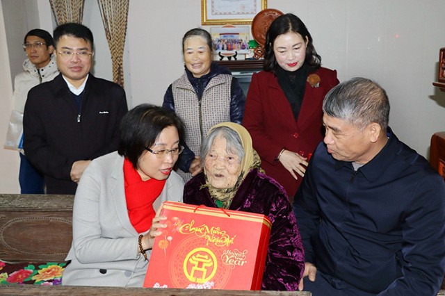 Phó Trưởng đoàn chuyên trách Đoàn ĐBQH Thành phố Phạm Thị Thanh Mai thăm, tặng quà Tết gia đình chính sách tại huyện Phú Xuyên 