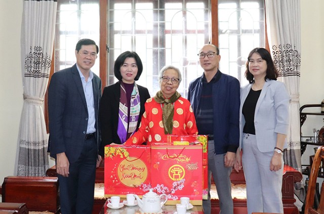 Phó Chủ tịch Thường trực HĐND Thành phố Phùng Thị Hồng Hà thăm, chúc Tết tại quận Hoàng Mai