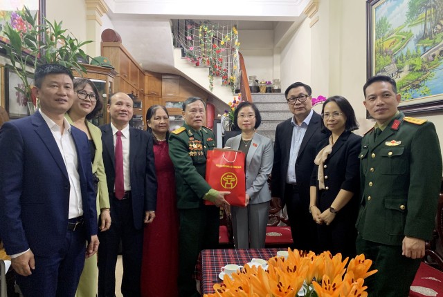 Đoàn đại biểu Quốc hội thành phố Hà Nội thăm, tặng quà gia đình chính sách