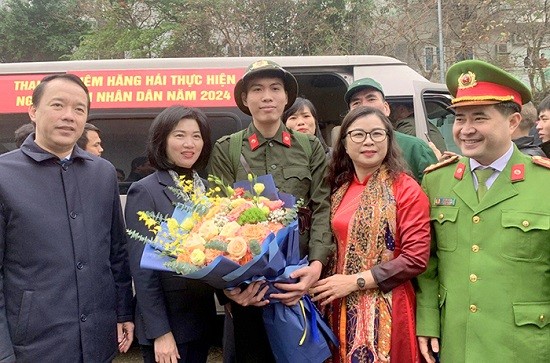 Phó Chủ tịch Thường trực HĐND Thành phố Phùng Thị Hồng Hà dự lễ giao nhận quân tại quận Bắc Từ Liêm