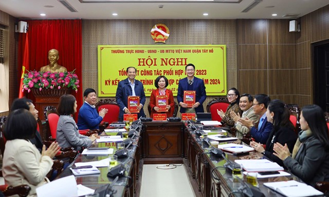 Thường trực HĐND - UBND - Ủy ban MTTQ Việt Nam quận Tây Hồ ký kết chương trình phối hợp công tác năm 2024  