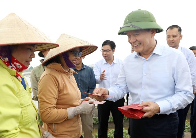 Đồng chí Nguyễn Ngọc Tuấn thăm, động viên sản xuất đầu Xuân tại huyện Chương Mỹ
