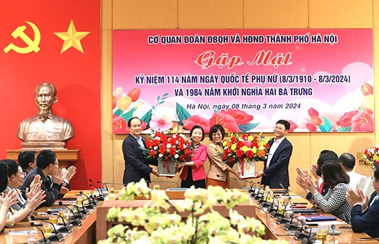Cơ quan Đoàn ĐBQH và HĐND thành phố Hà Nội: Gặp mặt chúc mừng ngày Quốc tế phụ nữ 8-3