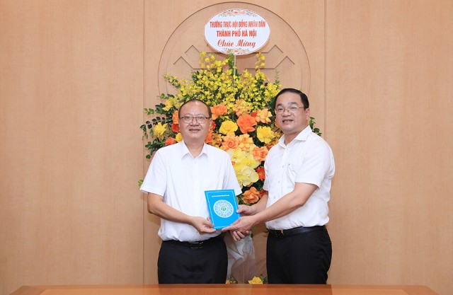 Chánh Văn phòng Đoàn ĐBQH và HĐND Thành phố Nguyễn Ngọc Việt chúc mừng Trung tâm Thông tin điện tử Thành phố nhân ngày 21/6