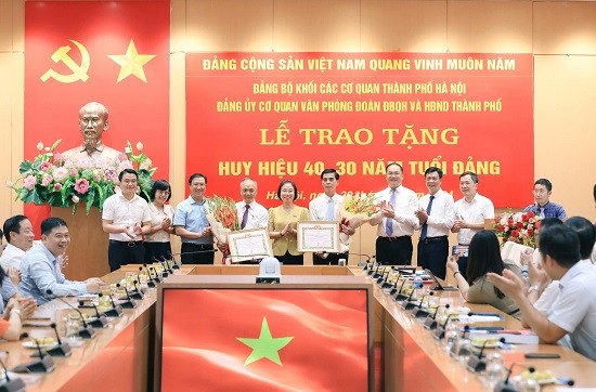 Đảng ủy cơ quan Văn phòng Đoàn đại biểu Quốc hội và HĐND thành phố tổ chức lễ trao Huy hiệu Đảng