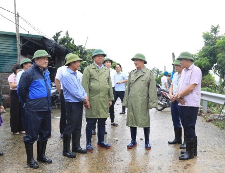 Chủ tịch HĐND thành phố Nguyễn Ngọc Tuấn kiểm tra các tuyến đê tại huyện Thường Tín