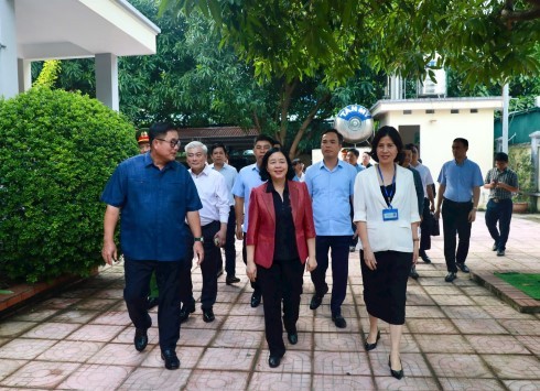 Bí thư Thành ủy Hà Nội Bùi Thị Minh Hoài thăm, tặng quà Trung thu cho trẻ em có hoàn cảnh khó khăn