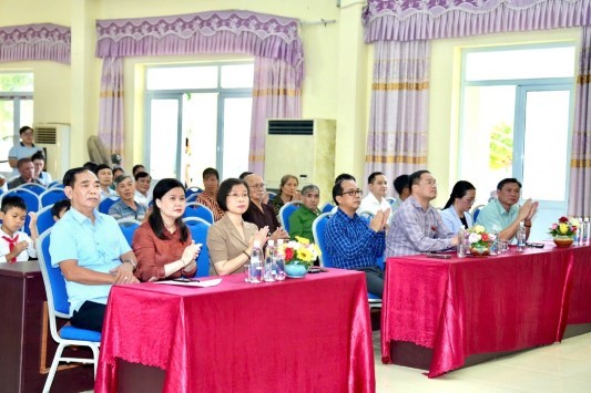 Cùng người dân vùng lũ Mỹ Đức khắc phục khó khăn